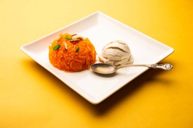 Vanilyalı dondurma ile Galar Halwa, bir kasede servis edilir ve kuru meyvelerle süslenir. seçici odak