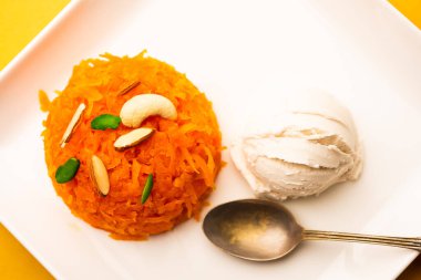 Vanilyalı dondurma ile Galar Halwa, bir kasede servis edilir ve kuru meyvelerle süslenir. seçici odak