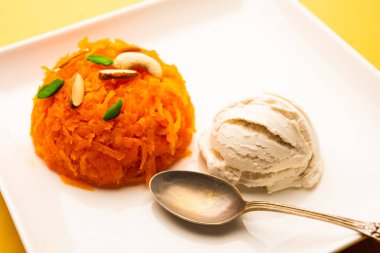 Vanilyalı dondurma ile Galar Halwa, bir kasede servis edilir ve kuru meyvelerle süslenir. seçici odak