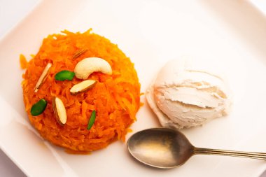 Vanilyalı dondurma ile Galar Halwa, bir kasede servis edilir ve kuru meyvelerle süslenir. seçici odak