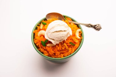 Vanilyalı dondurma ile Galar Halwa, bir kasede servis edilir ve kuru meyvelerle süslenir. seçici odak