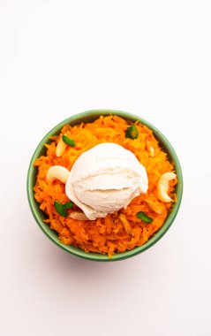 Vanilyalı dondurma ile Galar Halwa, bir kasede servis edilir ve kuru meyvelerle süslenir. seçici odak