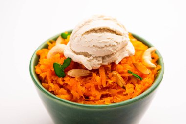 Vanilyalı dondurma ile Galar Halwa, bir kasede servis edilir ve kuru meyvelerle süslenir. seçici odak