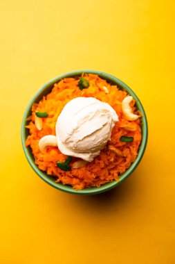 Vanilyalı dondurma ile Galar Halwa, bir kasede servis edilir ve kuru meyvelerle süslenir. seçici odak