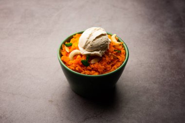 Vanilyalı dondurma ile Galar Halwa, bir kasede servis edilir ve kuru meyvelerle süslenir. seçici odak