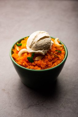 Vanilyalı dondurma ile Galar Halwa, bir kasede servis edilir ve kuru meyvelerle süslenir. seçici odak