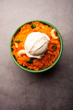 Vanilyalı dondurma ile Galar Halwa, bir kasede servis edilir ve kuru meyvelerle süslenir. seçici odak