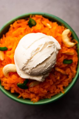 Vanilyalı dondurma ile Galar Halwa, bir kasede servis edilir ve kuru meyvelerle süslenir. seçici odak