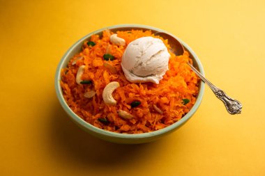 Vanilyalı dondurma ile Galar Halwa, bir kasede servis edilir ve kuru meyvelerle süslenir. seçici odak