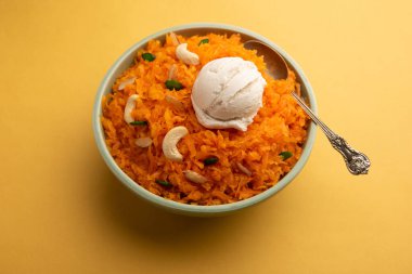 Vanilyalı dondurma ile Galar Halwa, bir kasede servis edilir ve kuru meyvelerle süslenir. seçici odak