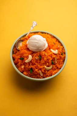 Vanilyalı dondurma ile Galar Halwa, bir kasede servis edilir ve kuru meyvelerle süslenir. seçici odak