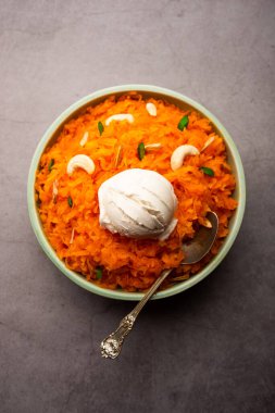 Vanilyalı dondurma ile Galar Halwa, bir kasede servis edilir ve kuru meyvelerle süslenir. seçici odak