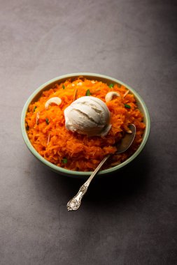 Vanilyalı dondurma ile Galar Halwa, bir kasede servis edilir ve kuru meyvelerle süslenir. seçici odak