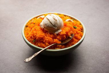 Vanilyalı dondurma ile Galar Halwa, bir kasede servis edilir ve kuru meyvelerle süslenir. seçici odak