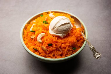 Vanilyalı dondurma ile Galar Halwa, bir kasede servis edilir ve kuru meyvelerle süslenir. seçici odak