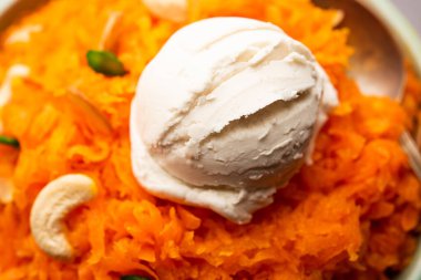 Vanilyalı dondurma ile Galar Halwa, bir kasede servis edilir ve kuru meyvelerle süslenir. seçici odak