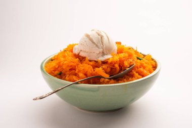 Vanilyalı dondurma ile Galar Halwa, bir kasede servis edilir ve kuru meyvelerle süslenir. seçici odak