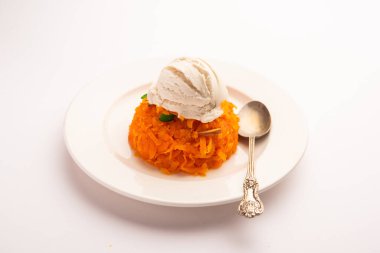 Vanilyalı dondurma ile Galar Halwa, bir kasede servis edilir ve kuru meyvelerle süslenir. seçici odak