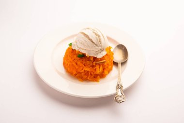 Vanilyalı dondurma ile Galar Halwa, bir kasede servis edilir ve kuru meyvelerle süslenir. seçici odak