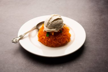 Vanilyalı dondurma ile Galar Halwa, bir kasede servis edilir ve kuru meyvelerle süslenir. seçici odak