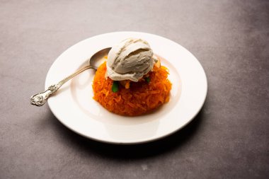 Vanilyalı dondurma ile Galar Halwa, bir kasede servis edilir ve kuru meyvelerle süslenir. seçici odak