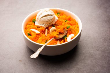 Vanilyalı dondurma ile Galar Halwa, bir kasede servis edilir ve kuru meyvelerle süslenir. seçici odak