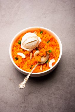 Vanilyalı dondurma ile Galar Halwa, bir kasede servis edilir ve kuru meyvelerle süslenir. seçici odak