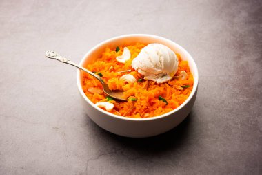 Vanilyalı dondurma ile Galar Halwa, bir kasede servis edilir ve kuru meyvelerle süslenir. seçici odak