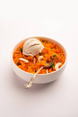 Vanilyalı dondurma ile Galar Halwa, bir kasede servis edilir ve kuru meyvelerle süslenir. seçici odak