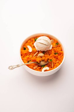 Vanilyalı dondurma ile Galar Halwa, bir kasede servis edilir ve kuru meyvelerle süslenir. seçici odak