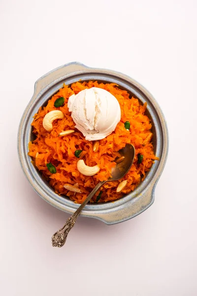 Vanilyalı dondurma ile Galar Halwa, bir kasede servis edilir ve kuru meyvelerle süslenir. seçici odak