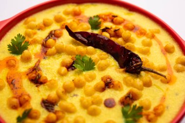 Punjabi Style Dahi Boondi Kadhi veya kadi veya köri