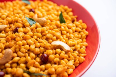 Masala Kara Boond veya Ceviz, Fıstık ve Köri Yapraklı Namkeen Bundi, Besan unundan yapılmış Hint Karışık Atıştırmalığı