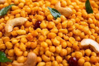 Masala Kara Boond veya Ceviz, Fıstık ve Köri Yapraklı Namkeen Bundi, Besan unundan yapılmış Hint Karışık Atıştırmalığı
