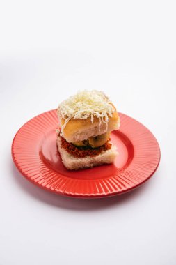 Peynirli wada pav veya rendelenmiş peynirli wada pao, popüler Bombay atıştırmalığı.