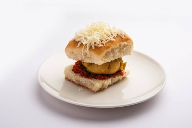 Peynirli wada pav veya rendelenmiş peynirli wada pao, popüler Bombay atıştırmalığı.