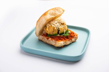 Peynirli wada pav veya rendelenmiş peynirli wada pao, popüler Bombay atıştırmalığı.