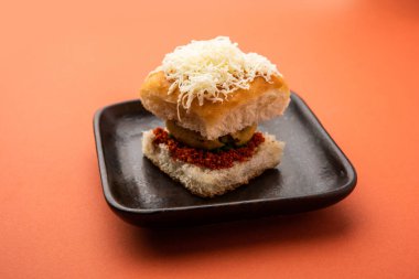 Peynirli wada pav veya rendelenmiş peynirli wada pao, popüler Bombay atıştırmalığı.