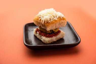 Peynirli wada pav veya rendelenmiş peynirli wada pao, popüler Bombay atıştırmalığı.