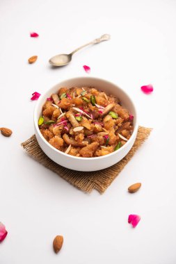 Basit ve lezzetli ekmek halkası ya da halva ya da shira ya da sheera, Hint tatlısı.