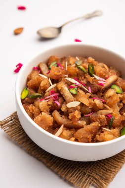 Basit ve lezzetli ekmek halkası ya da halva ya da shira ya da sheera, Hint tatlısı.