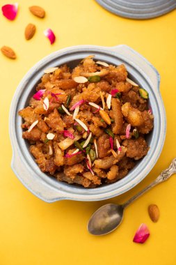 Basit ve lezzetli ekmek halkası ya da halva ya da shira ya da sheera, Hint tatlısı.