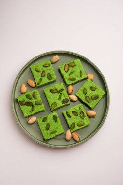 Pistachio Mava ya da khoa tatlısı. Ya da şam fıstığı, barfi, burfi, barfee ya da peda olarak da bilinir. Hint yeşili.