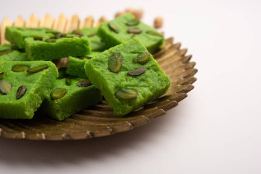 Pistachio Mava ya da khoa tatlısı. Ya da şam fıstığı, barfi, burfi, barfee ya da peda olarak da bilinir. Hint yeşili.