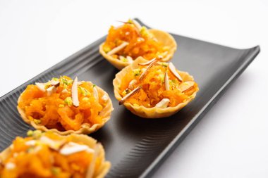 Pistachio Mava ya da khoa tatlısı. Ya da şam fıstığı, barfi, burfi, barfee ya da peda olarak da bilinir. Hint yeşili.