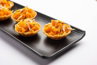 Pistachio Mava ya da khoa tatlısı. Ya da şam fıstığı, barfi, burfi, barfee ya da peda olarak da bilinir. Hint yeşili.