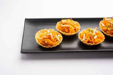 Pistachio Mava ya da khoa tatlısı. Ya da şam fıstığı, barfi, burfi, barfee ya da peda olarak da bilinir. Hint yeşili.