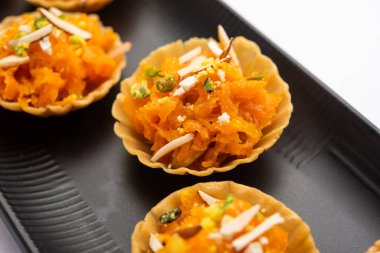 Pistachio Mava ya da khoa tatlısı. Ya da şam fıstığı, barfi, burfi, barfee ya da peda olarak da bilinir. Hint yeşili.