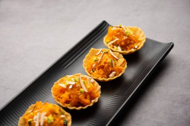 Pistachio Mava ya da khoa tatlısı. Ya da şam fıstığı, barfi, burfi, barfee ya da peda olarak da bilinir. Hint yeşili.