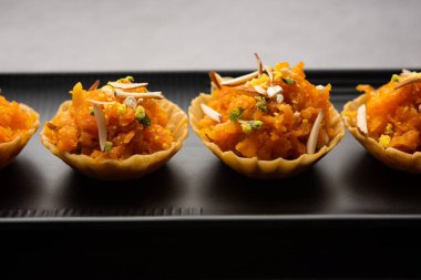 Pistachio Mava ya da khoa tatlısı. Ya da şam fıstığı, barfi, burfi, barfee ya da peda olarak da bilinir. Hint yeşili.